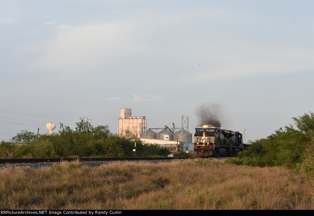 NS 9977 North at Port Harlingen